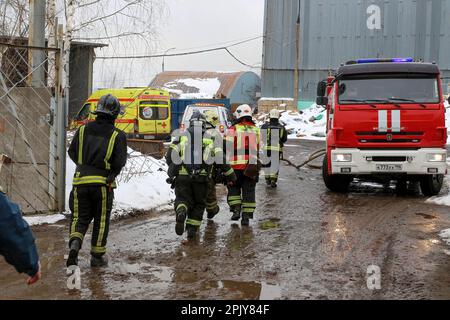 I soccorritori del Ministero delle situazioni di emergenza della Russia e i dipendenti dei servizi operativi stanno correndo nel sito di un grande incendio nel nord di San Pietroburgo, dove i soccorritori, i vigili del fuoco e i soccorritori stanno liquidando un incendio sul Waste Paper Drive, edificio 5, edificio 3, con un numero di complessità maggiore. Un incendio è stato segnalato all'indirizzo: St. Petersburg, distretto di Primorsky, passaggio carta dei rifiuti, edificio 5/3. Al momento non sono state ricevute informazioni sulle vittime. Secondo i dati preliminari, sono esplosi diversi cilindri. Il magazzino si trova sul te Foto Stock