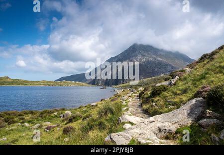 Vista di Llyn Idwal, un piccolo lago all'interno di CWM Idwal nelle montagne Glyderau di Snowdonia, Galles del Nord, con Pen Yr Ole Wen in lontananza Foto Stock