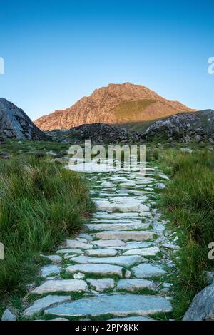 Tryfan visto dal percorso per Llyn Idwal nel Parco Nazionale di Snowdonia, Galles del Nord, Regno Unito Foto Stock