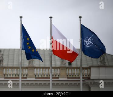 Varsavia, Polonia. 04th Apr, 2023. Le bandiere UE, polacche e NATO sono viste volare davanti al Palazzo Presidenziale, vista generale di Varsavia, Polonia il 04 aprile 2023. Il presidente ucraino Volodymyr Zelensky si recherà mercoledì in Polonia per incontrare il suo omologo polacco Andrzej Duda e fare un incontro di apparizione pubblica con i cittadini ucraini e polacchi a Varsavia. (Foto di Jaap Arriens/Sipa USA) Credit: Sipa USA/Alamy Live News Foto Stock