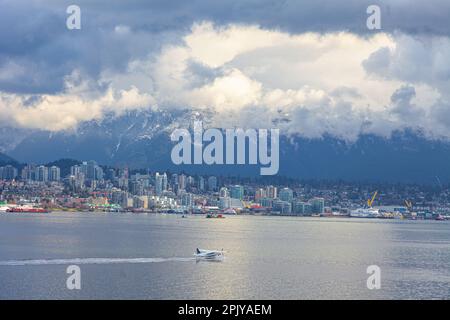 Vista in lontananza di North Vancouver attraverso Burrard Inlet nella British Columbia Canada Foto Stock