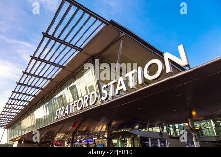 Esterno della metropolitana di Stratford, DRL, Elizabeth Line e Overground Station, East London, Regno Unito Foto Stock