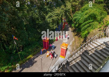 Samdruptse, Sikkim, India - 20th ottobre 2016 : Monaci che camminano sulla strada per la statua Santa di Guru Padmasambhava o nato da un loto, Guru Rinpoche. Foto Stock