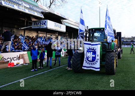 Spakenburg, Paesi Bassi. 04th Apr, 2023. SPAKENBURG, PAESI BASSI - Aprile 4: Tifosi di SV Spakenburg con relatori su un trattore in campo durante la Toto KNVB Cup - incontro semifinale tra SV Spakenburg e PSV allo Sportpark De Westmaat il 4 Aprile 2023 a Spakenburg, Paesi Bassi (Foto di Marcel ter Bals/Orange Pictures) Credit: Orange Pics BV/Alamy Live News Foto Stock