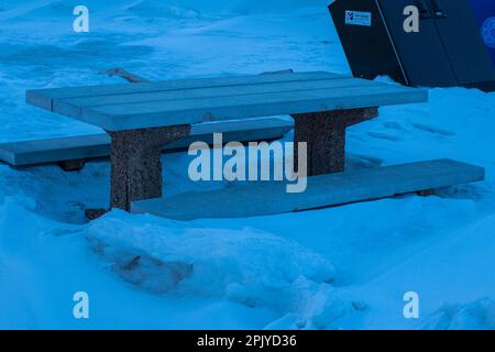 Tavolo da picnic sepolto nella neve al centro longitudinale del Canada a Tache, Manitoba, Canada Foto Stock