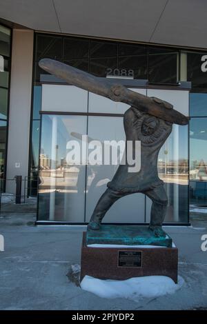 Statua di Tom Lamb, fondatore di Lamb Air, presso il Royal Aviation Museum del Canada occidentale a Winnipeg, Manitoba, Canada Foto Stock