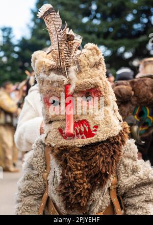 Ballerina Kukeri con costume e maschera di pelle animale al festival annuale urbano Kukeri di Sofia, Bulgaria, Europa orientale, Balcani, UE Foto Stock