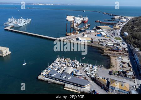 Barche sull'acqua intorno all'area del Porto di Portland a Dorset. Portland Port ha confermato di essere stato selezionato dall'Home Office come sito per una chiatta migrante. L'Home Office spera nei prossimi giorni di annunciare un accordo di leasing con la Bibby Marine Limited, con sede a Liverpool, per l'utilizzo della 'floatell' di Bibby Stockholm, una nave lunga 93 metri a tre piani che può ospitare fino a 506 persone. Data immagine: Martedì 4 aprile 2023. Foto Stock