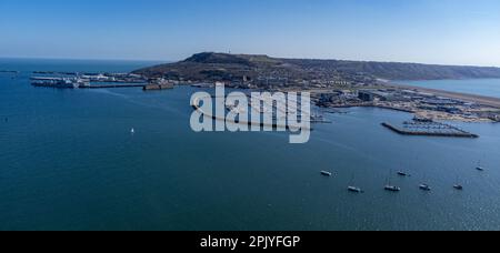 Barche sull'acqua intorno all'area del Porto di Portland a Dorset. Portland Port ha confermato di essere stato selezionato dall'Home Office come sito per una chiatta migrante. L'Home Office spera nei prossimi giorni di annunciare un accordo di leasing con la Bibby Marine Limited, con sede a Liverpool, per l'utilizzo della 'floatell' di Bibby Stockholm, una nave lunga 93 metri a tre piani che può ospitare fino a 506 persone. Data immagine: Martedì 4 aprile 2023. Foto Stock