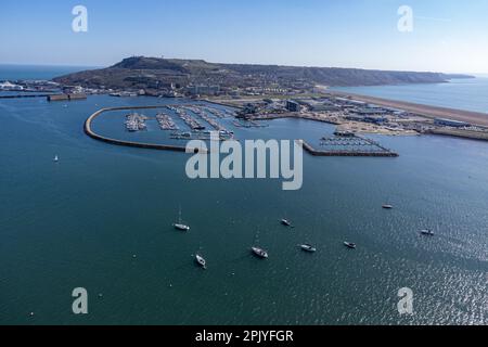 Barche sull'acqua intorno all'area del Porto di Portland a Dorset. Portland Port ha confermato di essere stato selezionato dall'Home Office come sito per una chiatta migrante. L'Home Office spera nei prossimi giorni di annunciare un accordo di leasing con la Bibby Marine Limited, con sede a Liverpool, per l'utilizzo della 'floatell' di Bibby Stockholm, una nave lunga 93 metri a tre piani che può ospitare fino a 506 persone. Data immagine: Martedì 4 aprile 2023. Foto Stock