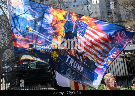 New York, Stati Uniti. 4th Apr, 2023. I sostenitori dell'ex presidente degli Stati Uniti Donald Trump dimostrano al di fuori del Tribunale penale di New York in attesa dell'arrivo di Trump. Donald Trump è diventato il primo ex presidente degli Stati Uniti ad essere incriminato da una grande giuria e consegnato alle autorità per affrontare accuse penali. Credit: Enrique Shore/Alamy Live News Foto Stock