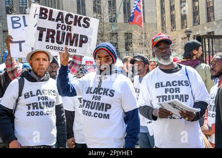 New York, Stati Uniti. 4th Apr, 2023. Sostenitori dell'ex presidente degli Stati Uniti Donald Trump al di fuori del Tribunale penale di New York in attesa dell'arrivo di Trump. Donald Trump è diventato il primo ex presidente degli Stati Uniti ad essere incriminato da una grande giuria e consegnato alle autorità per affrontare accuse penali. Credit: Enrique Shore/Alamy Live News Foto Stock