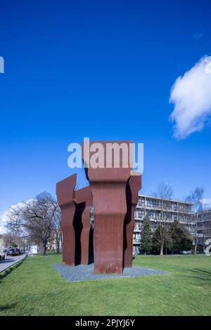 Scultura di Eduardo Chillida, Buscano la Luz, alla ricerca della luce , di fronte al Pinakothek der moderne, Monaco di Baviera, Germania Foto Stock