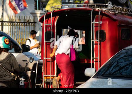 Studente che entra in Chiang mai Taxi Foto Stock