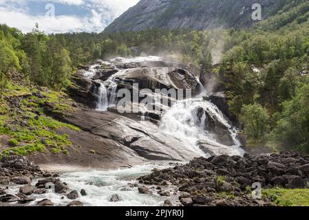 Escursioni da Husedalen fino all'Hardangervidda in Norvegia. Alcune belle viste sul sentiero escursionistico con diverse cascate e fiume di montagna. Foto Stock