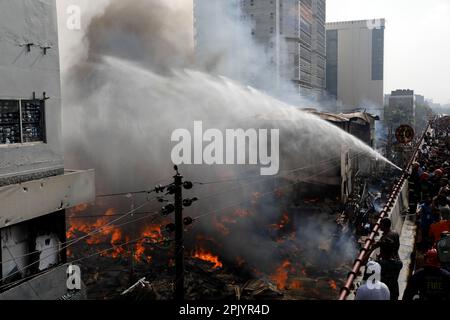 Dhaka. 4th Apr, 2023. I vigili del fuoco combattono un incendio in un mercato di Dhaka, Bangladesh, il 4 aprile 2023. Un incendio ha fatto sgorgare migliaia di negozi in un mercato in un quartiere residenziale della parte vecchia di Dhaka il martedì mattina, distruggendo beni e proprietà. Credit: Notizie dal vivo su Xinhua/Alamy Foto Stock