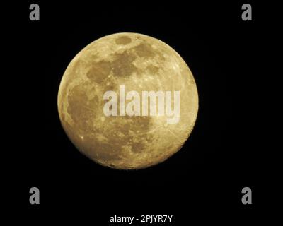 Luna cerante su sfondo nero, con spazio per la copia. La parte illuminata della luna aumenta fino a raggiungere il palcoscenico della luna piena. -16 Foto Stock