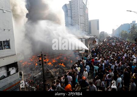 Dhaka. 4th Apr, 2023. Le persone si riuniscono nel luogo in cui è scoppiato un incendio in un mercato di Dhaka, Bangladesh, il 4 aprile 2023. Un incendio ha fatto sgorgare migliaia di negozi in un mercato in un quartiere residenziale della parte vecchia di Dhaka il martedì mattina, distruggendo beni e proprietà. Credit: Notizie dal vivo su Xinhua/Alamy Foto Stock