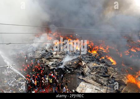 Dhaka. 4th Apr, 2023. I vigili del fuoco combattono un incendio in un mercato di Dhaka, Bangladesh, il 4 aprile 2023. Un incendio ha fatto sgorgare migliaia di negozi in un mercato in un quartiere residenziale della parte vecchia di Dhaka il martedì mattina, distruggendo beni e proprietà. Credit: Notizie dal vivo su Xinhua/Alamy Foto Stock