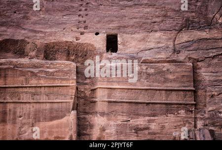 Una delle molte grotte storiche intagliate a mano nella valle di Petra. Giordania. Foto Stock