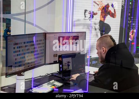 Mosca, Russia. 1st aprile 2023. L'artista multimediale digitale Artem Tkach crea immagini grafiche presso un computer alla fiera d'arte contemporanea Art Russia del 2023 al centro espositivo GThe ostiny Dvor di Mosca, Russia Foto Stock