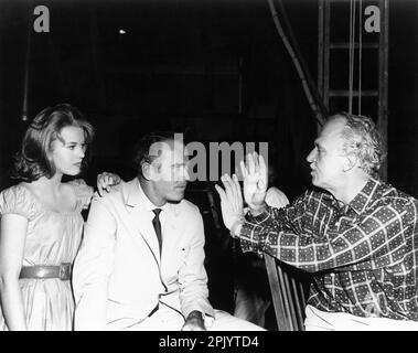 JANE FONDA Set visitatore HENRY FONDA e regista JOSHUA LOGAN su set candid durante le riprese di TALL STORY 1960 regista / produttore JOSHUA LOGAN Mansfield Productions / Warner Bros. Foto Stock