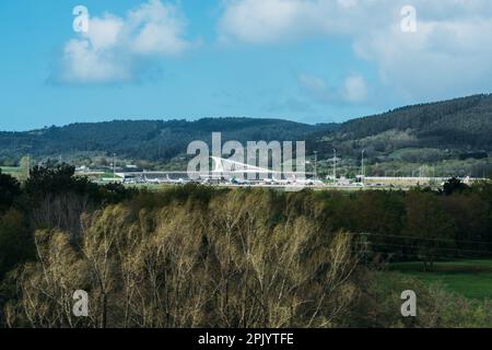 Bilbao, Spagna - 2nd aprile 2023: Moderno aeroporto Loiu Bilbao a Bilbao, Spagna Foto Stock