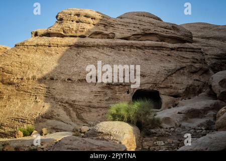 Una delle molte grotte storiche intagliate a mano nella valle di Petra. Giordania. Foto Stock