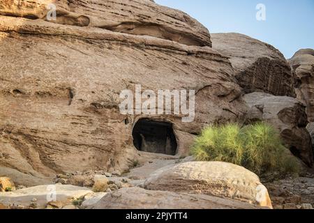 Una delle molte grotte storiche intagliate a mano nella valle di Petra. Giordania. Foto Stock