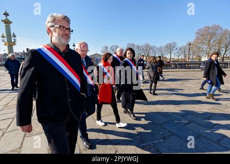 Des partimentaires du groupe CRCE et GRD marchent sur l'Elysée pour déposer un courrier à l'attention du président Macron Foto Stock