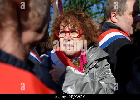 Des partimentaires du groupe CRCE et GRD marchent sur l'Elysée pour déposer un courrier à l'attention du président Macron Foto Stock