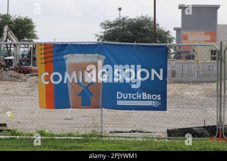 San Antonio, Stati Uniti. 04th Apr, 2023. Il 4 aprile 2023 inizierà la costruzione di una nuova sede lungo il raccordo SW 410 a San Antonio, Texas, USA. Dutch Bros è stata fondata nel 1992 da Dane e Travis Boersma. Nel 1999, la società ha iniziato il franchising. Nel 2017, Dutch Bros ha smesso di fare il franchising e ha iniziato ad aprire solo negozi di proprietà aziendale. (Foto di Carlos Kosienski/Sipa USA) Credit: Sipa USA/Alamy Live News Foto Stock