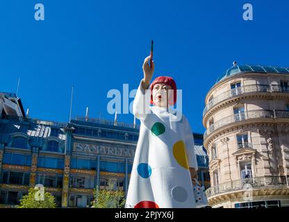 Parigi, Francia, Una statua di Kusama Yayoi che è un artista giapponese con un grande magazzino la samaritaine. Foto Stock