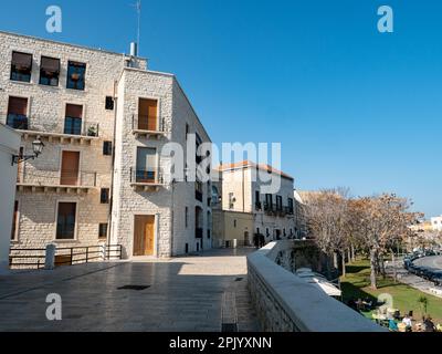 BARI, ITALIA - 30 OTTOBRE 2021: Via Lungomare Imperatore Augusto a Bari, vicino al porto Foto Stock