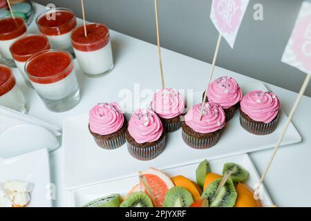 Baby doccia e dolci sul tavolo. Luce lampeggiante Foto Stock