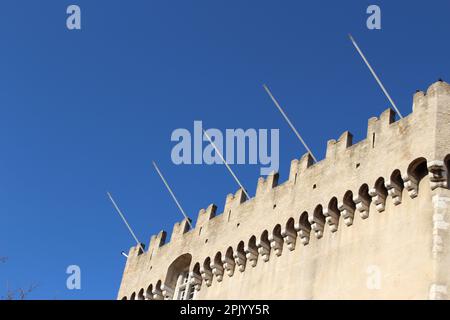 Facciata in pietra di una parte di Château Grimaldi nella piazza Haut de Cagnes su un cielo azzurro chiaro pomeriggio (Cagnes sur Mer, Francia) Foto Stock