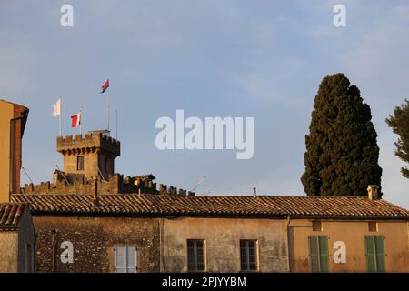 Château Grimaldi in Haut de Cagnes piazza vista da una terrazza sul tetto in città la mattina presto (Cagnes sur Mer, Francia) Sud della Francia colpo Foto Stock