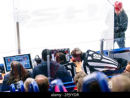 VŠxjš, Svezia, 4 aprile, 2023 Semifinale Vaxjo Lakers - Frolunda HC 3rd periodo Frolunda HC vince la terza semifinale di 0 -1 Referees verifica video per un goal Credit: PEO Mšller/Alamy Live News Foto Stock