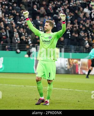 4th aprile 2023, Deutsche Bank Park, Francoforte, GER, DFB Cup, Eintracht Francoforte vs 1.Union Berlin, nella foto il goalwart Kevin Trapp (Francoforte) è felice della vittoria contro Berlino. Foto Stock