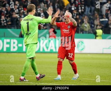 4th aprile 2023, Deutsche Bank Park, Francoforte, GER, DFB Cup, Eintracht Francoforte vs 1.Union Berlin, nella foto Philipp Max (Francoforte) e il goalwart Kevin Trapp (Francoforte) sono contenti della vittoria. Foto Stock