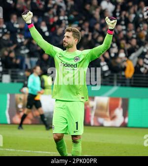 4th aprile 2023, Deutsche Bank Park, Francoforte, GER, DFB Cup, Eintracht Francoforte vs 1.Union Berlin, nella foto il goalwart Kevin Trapp (Francoforte) è felice della vittoria contro Berlino. Foto Stock