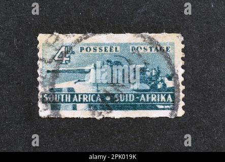 Francobollo annullato stampato dal Sudafrica, che mostra Heavy Gun in cemento torretta, circa 1942. Foto Stock