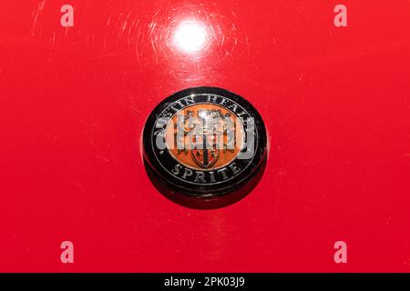 Sparkford.Somerset.United Kingdom.March 26th 2023.Close up del badge su un Austin Healey Sprite è in mostra presso l'Haynes Motor Museum di Somerset Foto Stock