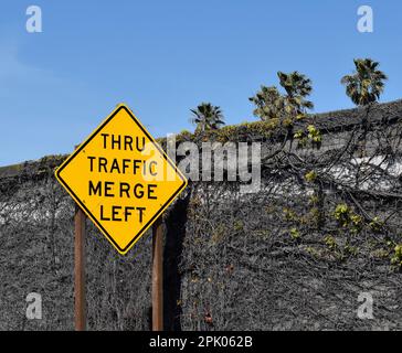 DOPO IL TRAFFICO, IMMETTITI sulla SINISTRA seguendo le indicazioni per l'autostrada 880 in California Foto Stock