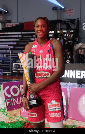 Rhyne Howard di Famila Wuber Schio (R) l'MVP durante la finale femminile otto della Coppa Italia 2023.il Team Famila Wuber Schio ha battuto il Team Umana Reyer Venezia con un punteggio di 73-62, vincendo così la Coppa Italia 2023. Foto Stock