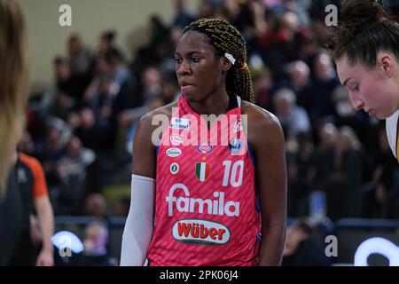 Rhyne Howard di Famila Wuber Schio durante la finale di finale femminile otto della Coppa Italia 2023 tra Famila Wuber Schio e Umana Reyer Venezia all'Arena la Molisana. Il Team Famila Wuber Schio ha battuto il Team Umana Reyer Venezia con un punteggio di 73-62, vincendo così la Coppa Italia 2023. Foto Stock