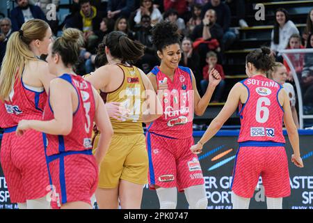 Campobasso, Italia. 01st Apr, 2023. Jasmine Keys di Famila Wuber Schio (R) festeggia con la squadra dopo aver vinto la partita finale contro Umana Reyer Venezia durante la finale delle Donne otto della Coppa Italia 2023. (Foto di Elena Vizzoca/SOPA Images/Sipa USA) Credit: Sipa USA/Alamy Live News Foto Stock