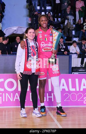 Campobasso, Italia. 01st Apr, 2023. Rhyne Howard di Famila Wuber Schio (R) si pone per una foto dopo aver ricevuto l'MVP durante la finale femminile otto della Coppa Italia 2023.il Team Famila Wuber Schio ha battuto il Team Umana Reyer Venezia con un punteggio di 73-62, vincendo così la Coppa Italia 2023. (Foto di Elena Vizzoca/SOPA Images/Sipa USA) Credit: Sipa USA/Alamy Live News Foto Stock