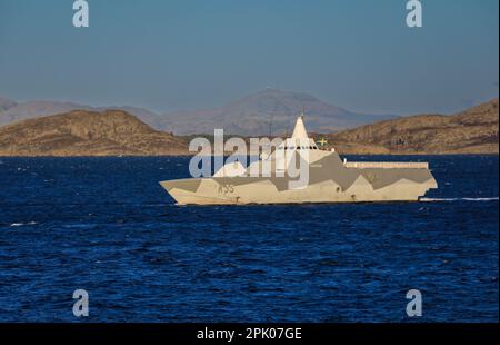 La Corvette HSwMS Karlstad (K35) della Marina svedese nelle acque norvegesi durante gli esercizi NATO Foto Stock