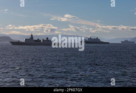 La fregata olandese HNLMS De Ruyter con le navi d'assalto anfibi HNLMS Karel Doorman, HNLMS Johan De Witt e la francese FS Dixmude Foto Stock